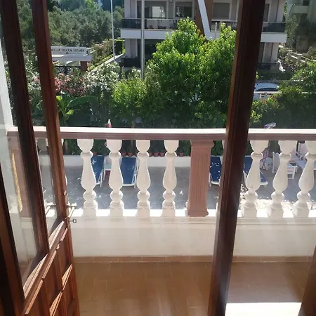 Unver Μαρμαρίς